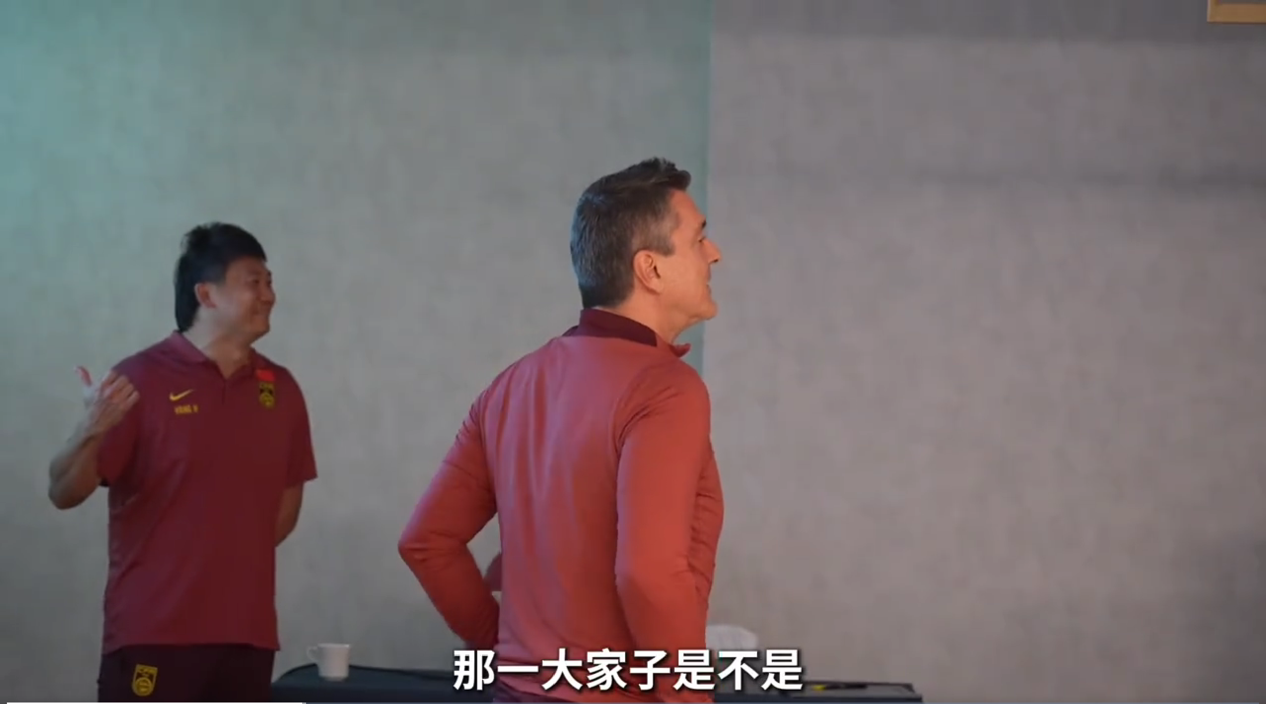 开云app-有爱!鲍世蒙爸妈率10位家人为国足加油,安东尼奥吃惊全队哄堂大笑