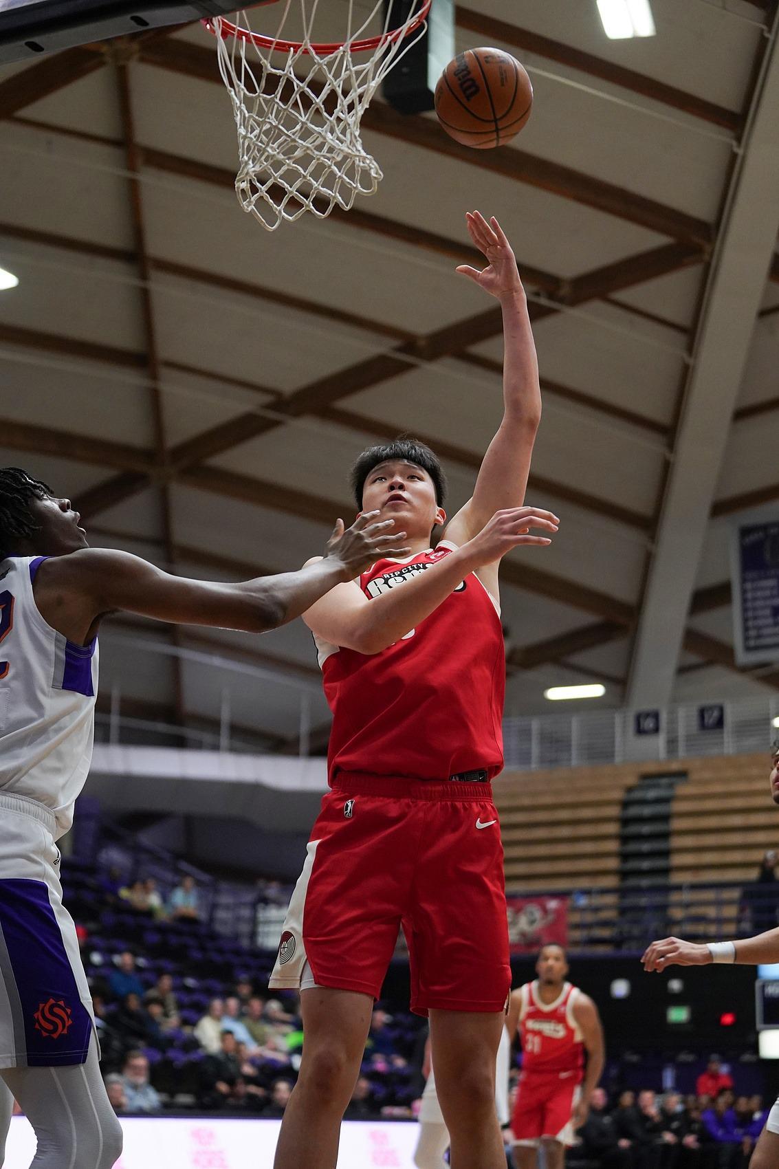 开云平台-生涯之夜!杨瀚森16中14爆砍新高31分,最后4分钟队友太独混音输球